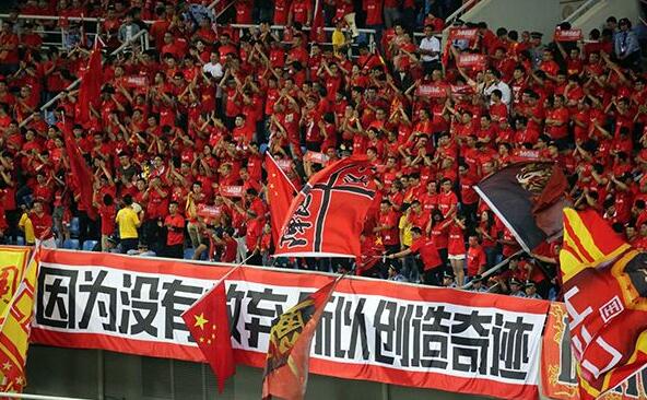欧冠小组赛全胜的俱乐部：3次：拜仁、皇马1次：米兰、阿贾克斯、巴萨、利物浦、巴黎、莫斯科斯巴达克在上述这些小组赛全胜晋级欧冠淘汰赛的球队中，至今只有2019/20赛季的拜仁最终拿到冠军。